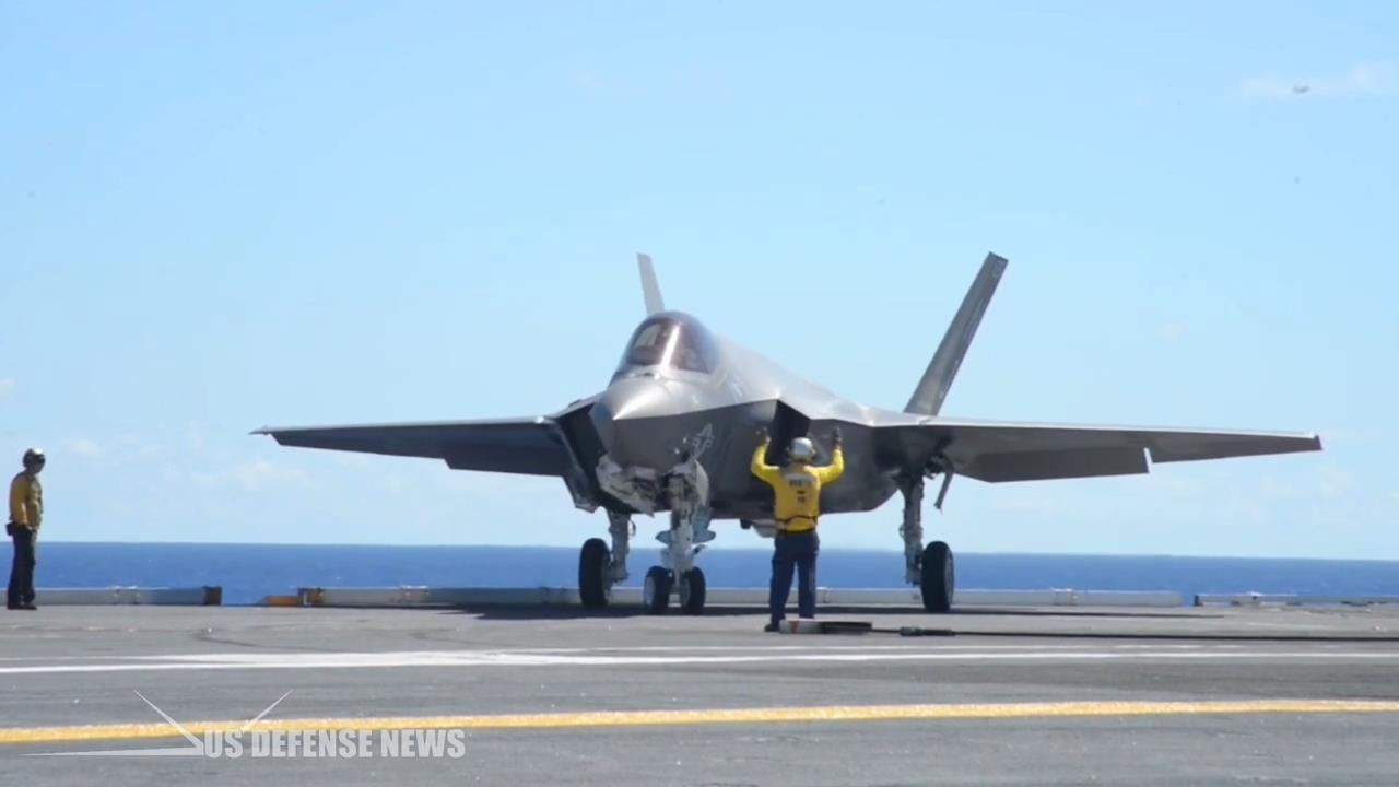 美军f35隐形战斗机在航母上起降
