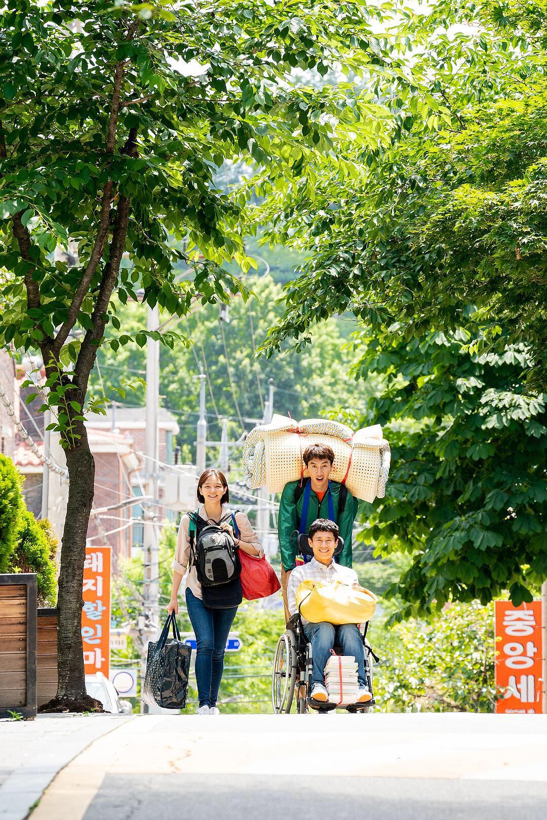 申河均的戏都在眼睛里,眼神就能表达一切.李光洙的戏都在表情里