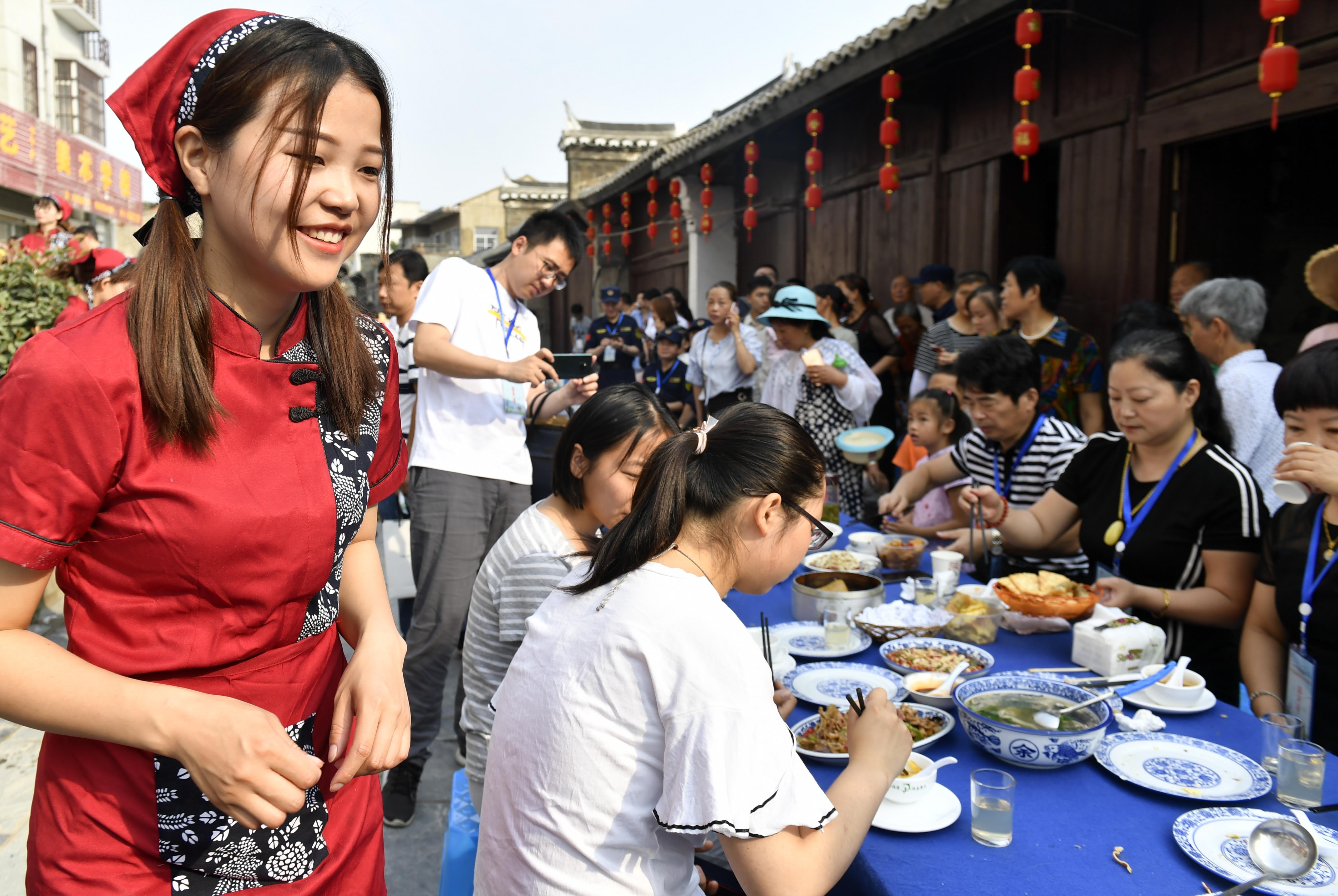 安徽巢湖:百米特色早茶长桌宴引来八方客