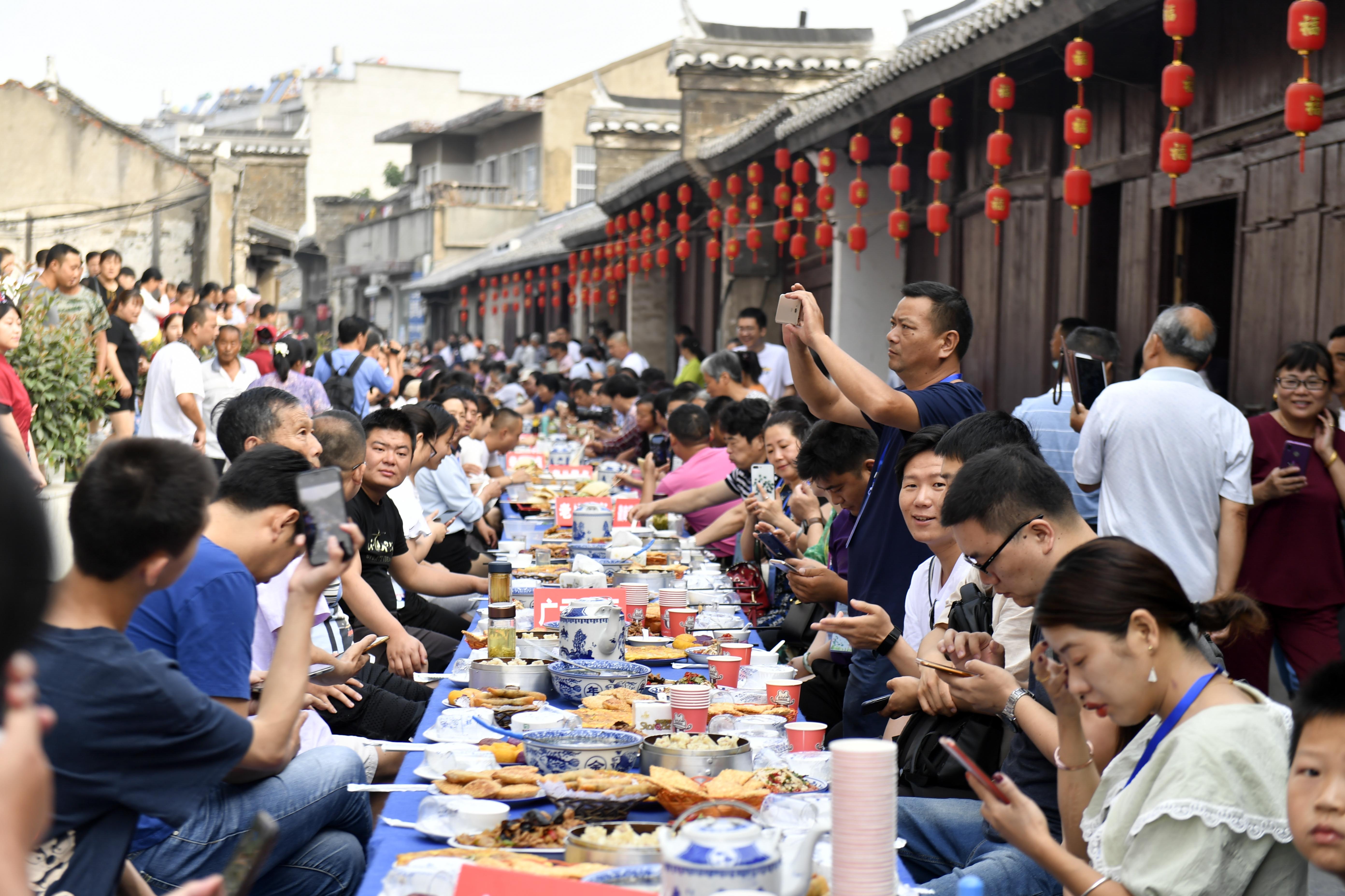 安徽巢湖:百米特色早茶长桌宴引来八方客