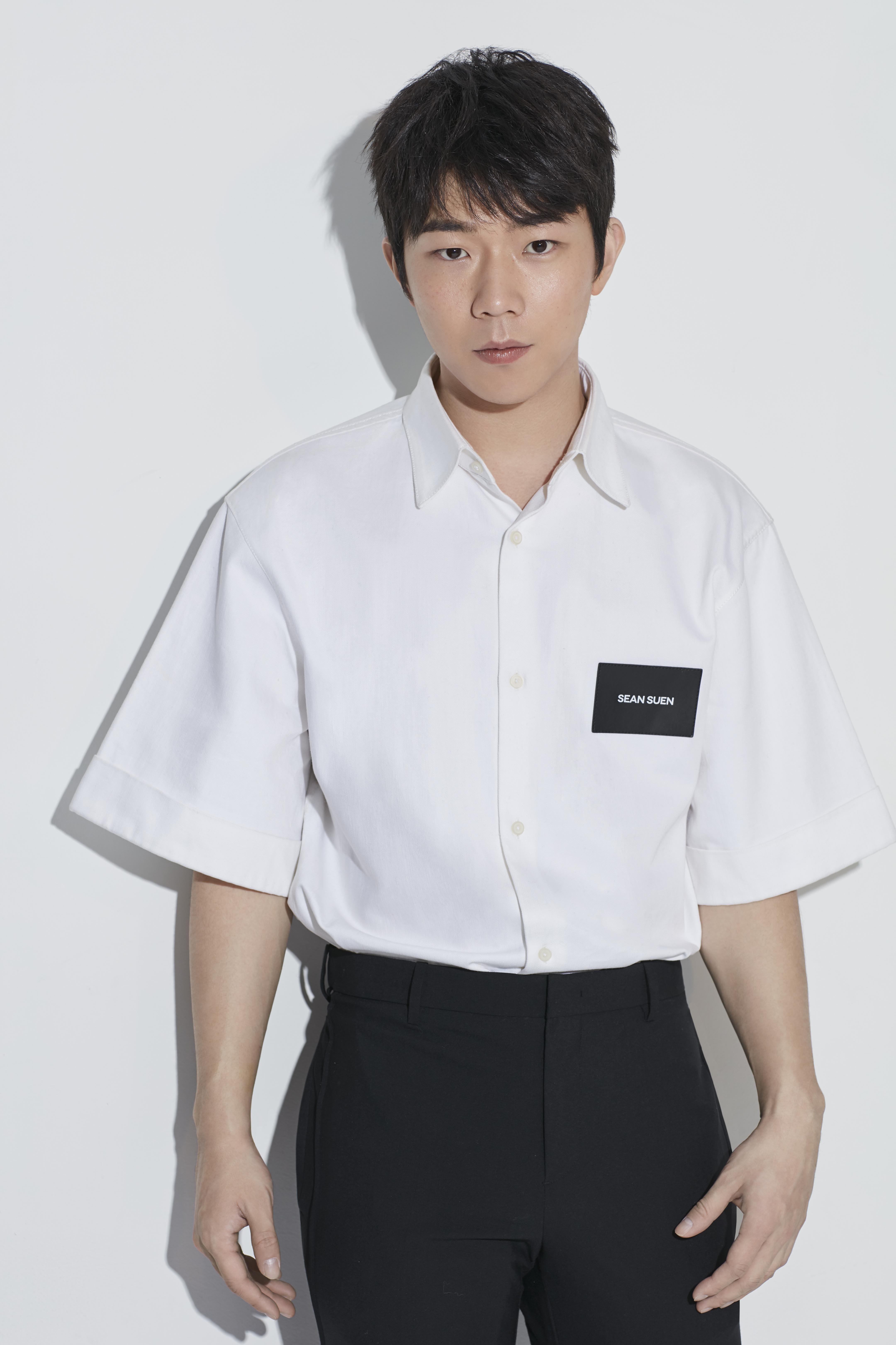 张亦驰曝光写真,黑白搭配呈现多面魅力__凤凰网