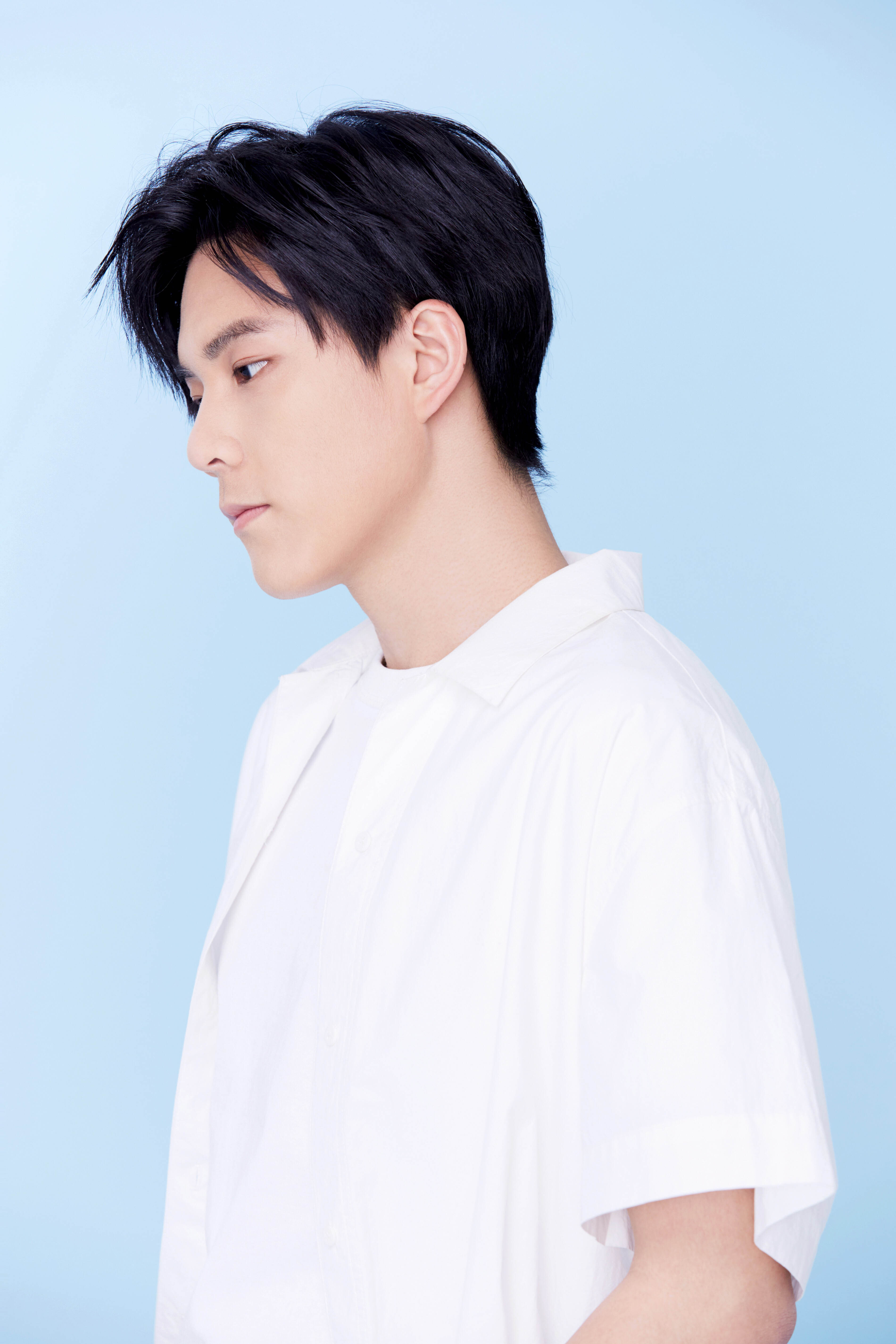 王熙元签约卓尔文化 白衣少年灿若千阳