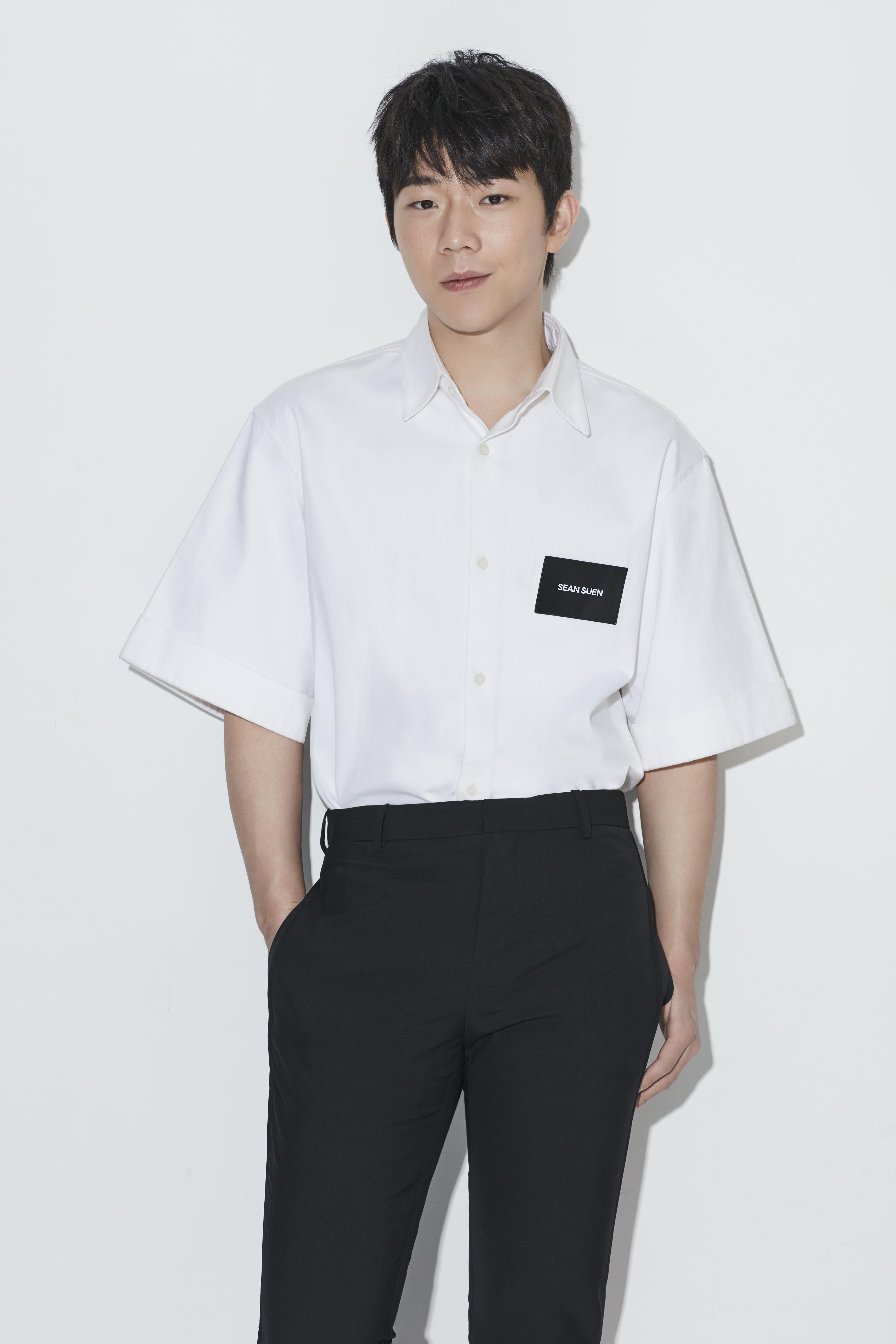 张亦驰曝光写真,黑白搭配呈现多面魅力__凤凰网