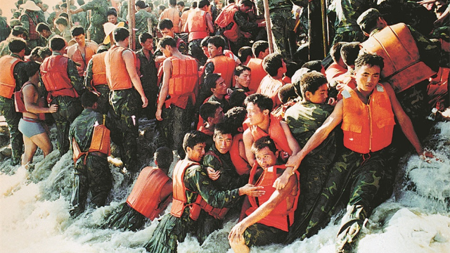 "当兵的跟我一起跳下去,堵住缺口"班长牺牲前最后一句话