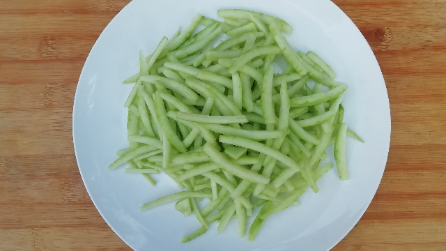 西瓜皮做美食,加幾根香菜,酸辣香脆,買菜錢都省了_鳳凰網視頻_鳳凰網