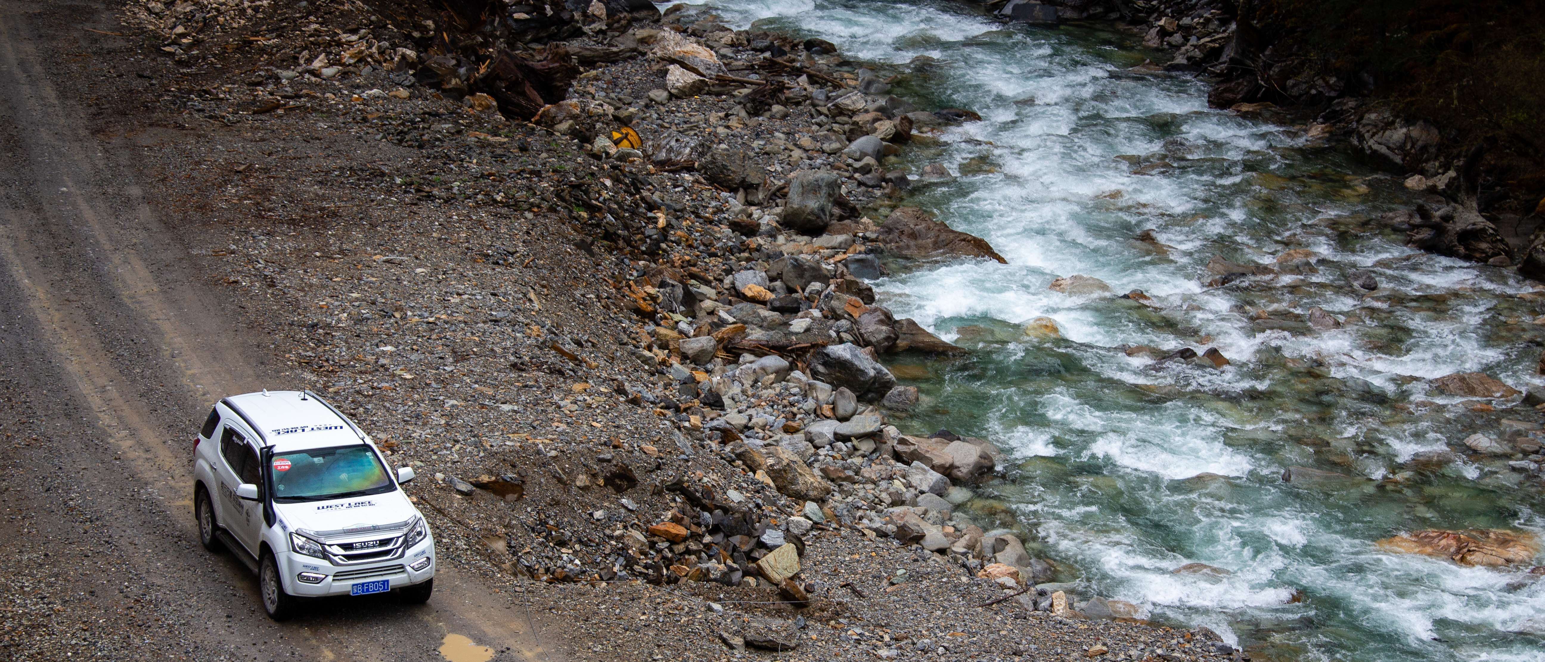 除了各種修路造成的泥水炮彈坑以外,還有可能面臨著雨水引發的塌方.