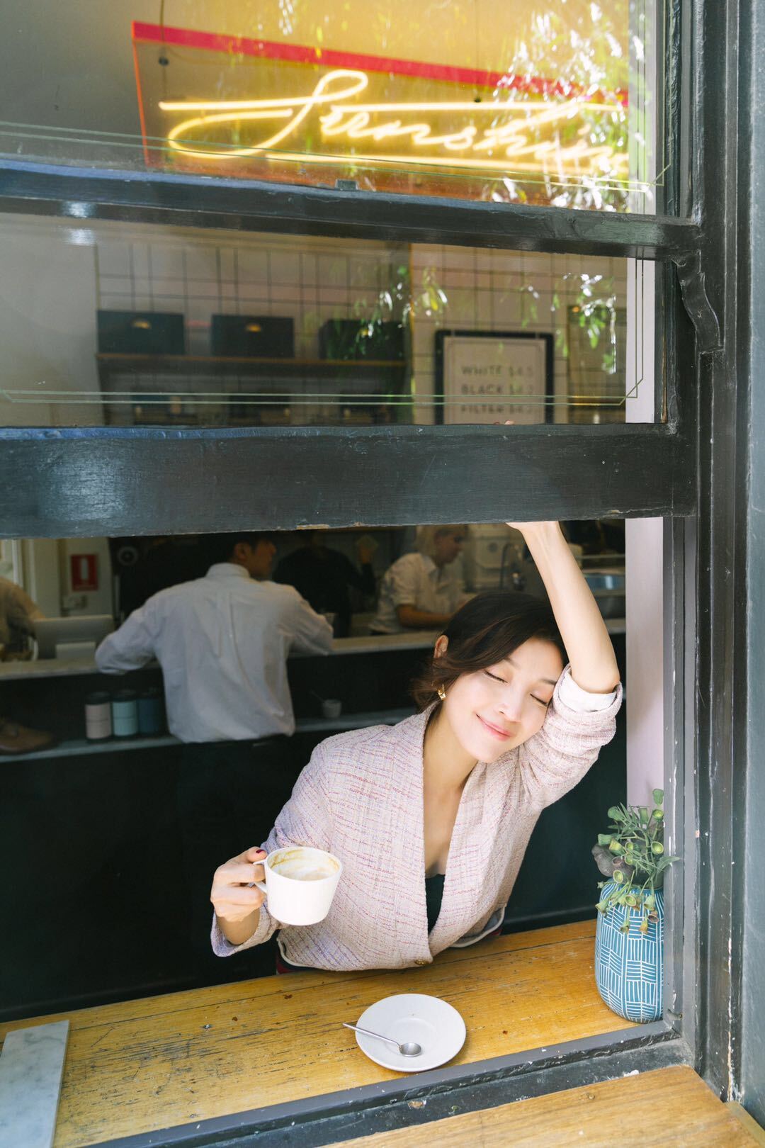 高晓菲休闲写真 惬意闲适美腿吸睛__凤凰网