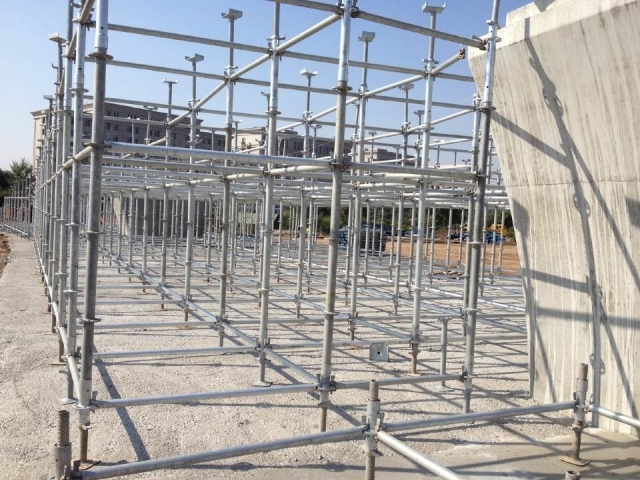 首先圆盘式脚手架结构设计比传统脚手架更加先进,也更加符合力学原理