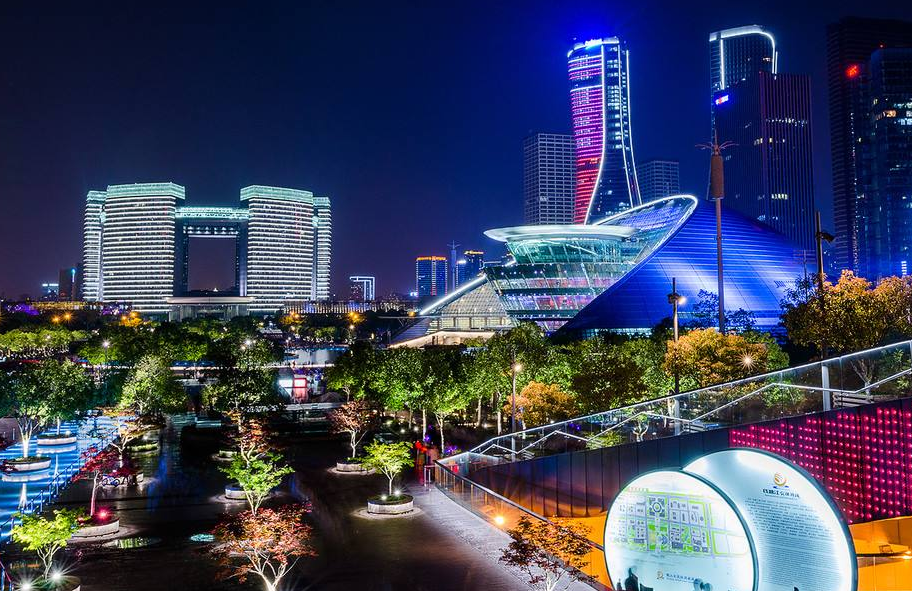 瞭望钱塘江波澜壮阔,川流不息,与周边高楼大厦,繁华都市形成杭州钱江