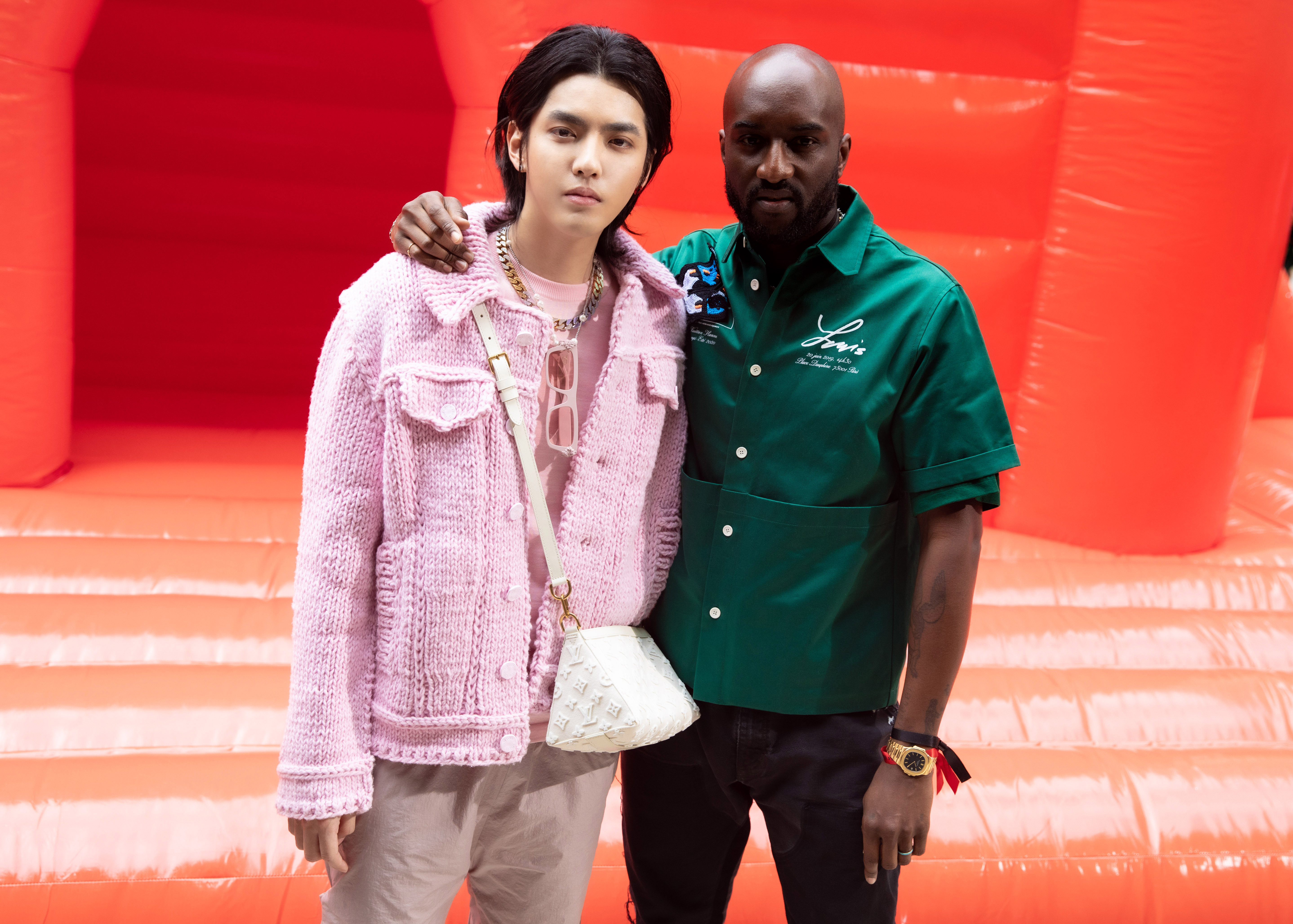 吴亦凡出席路易威登2020春夏男装大秀 粉色造型少年感十足