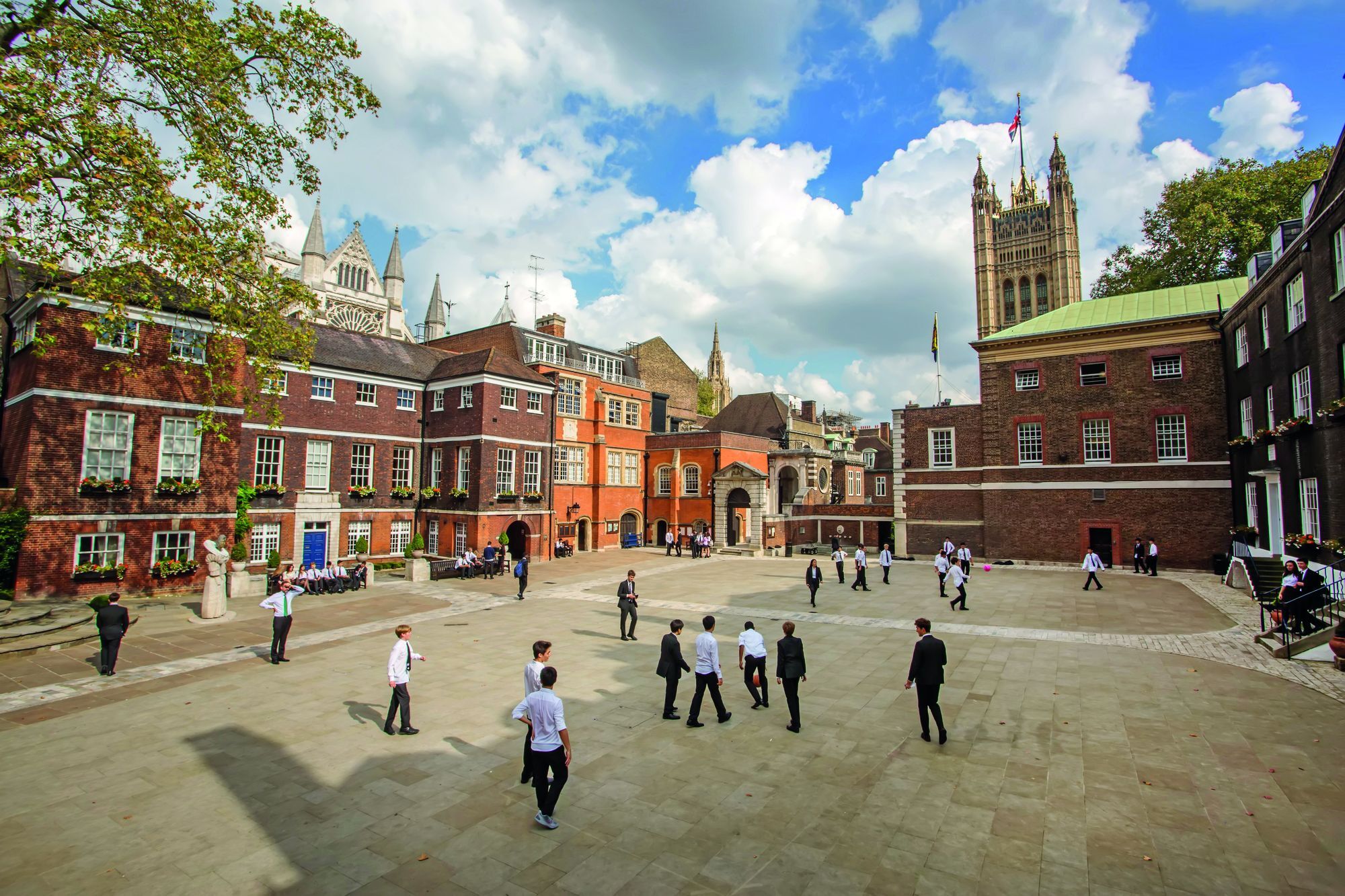 吉尔福德女子中学 这两所学校的成绩不相上下,一所是97.