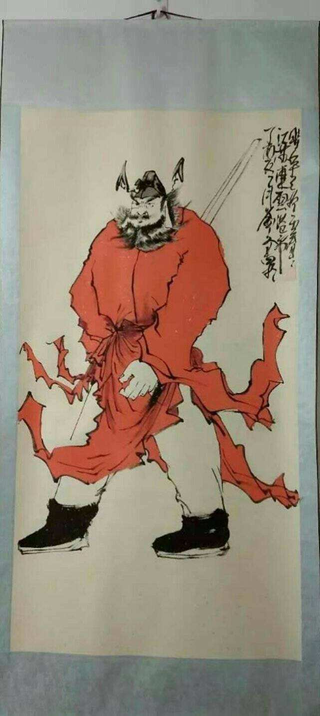 钟馗虬髯怒目,仗剑而行,步履稳健.整幅画面简洁流畅,不可多得.