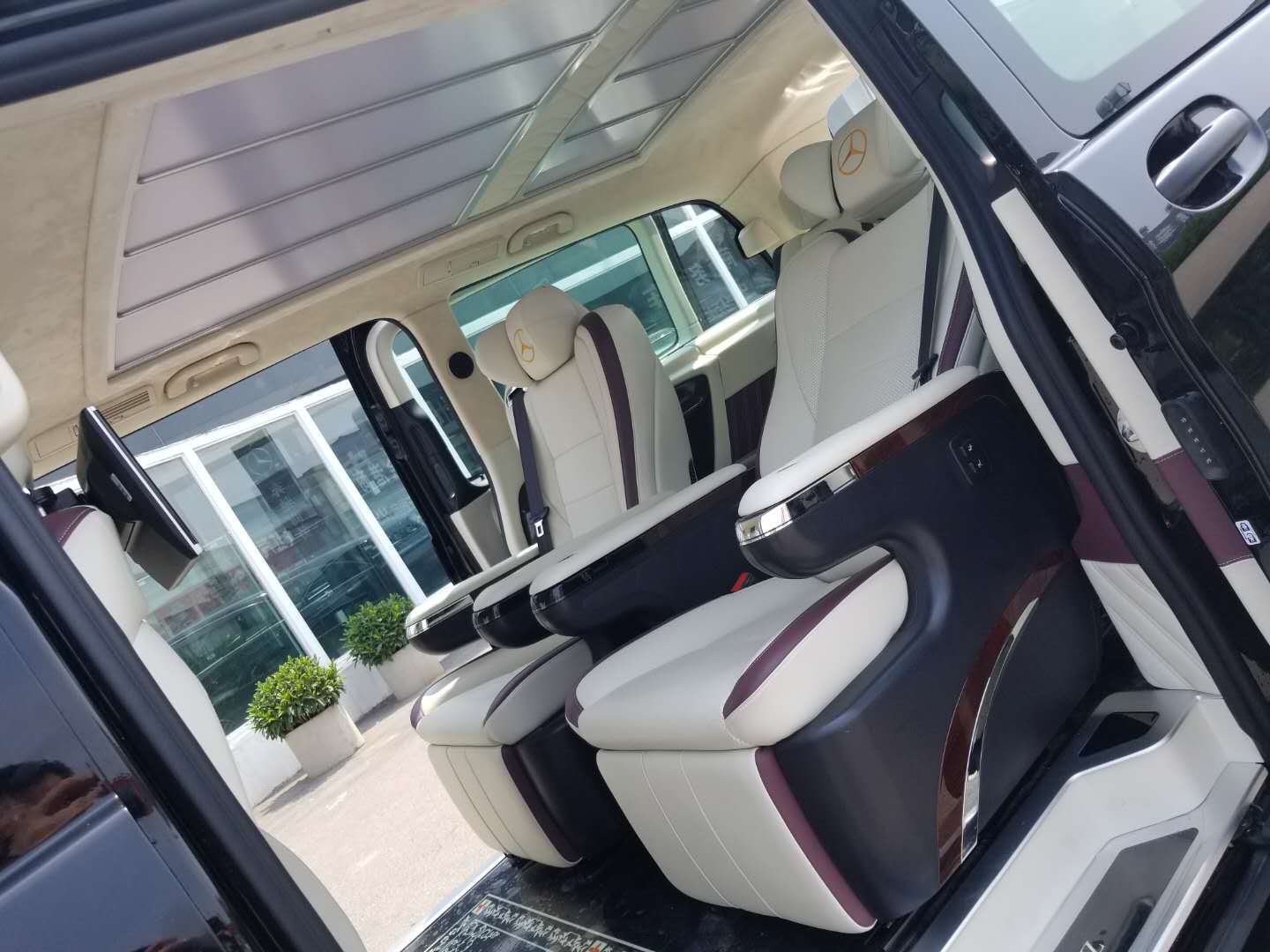 奔驰威霆------完美的内饰,舒适的座椅是商务最优的选择