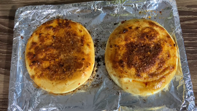 小伙用电烤箱做烤饼,金黄酥脆,比烧烤摊上的都好吃!