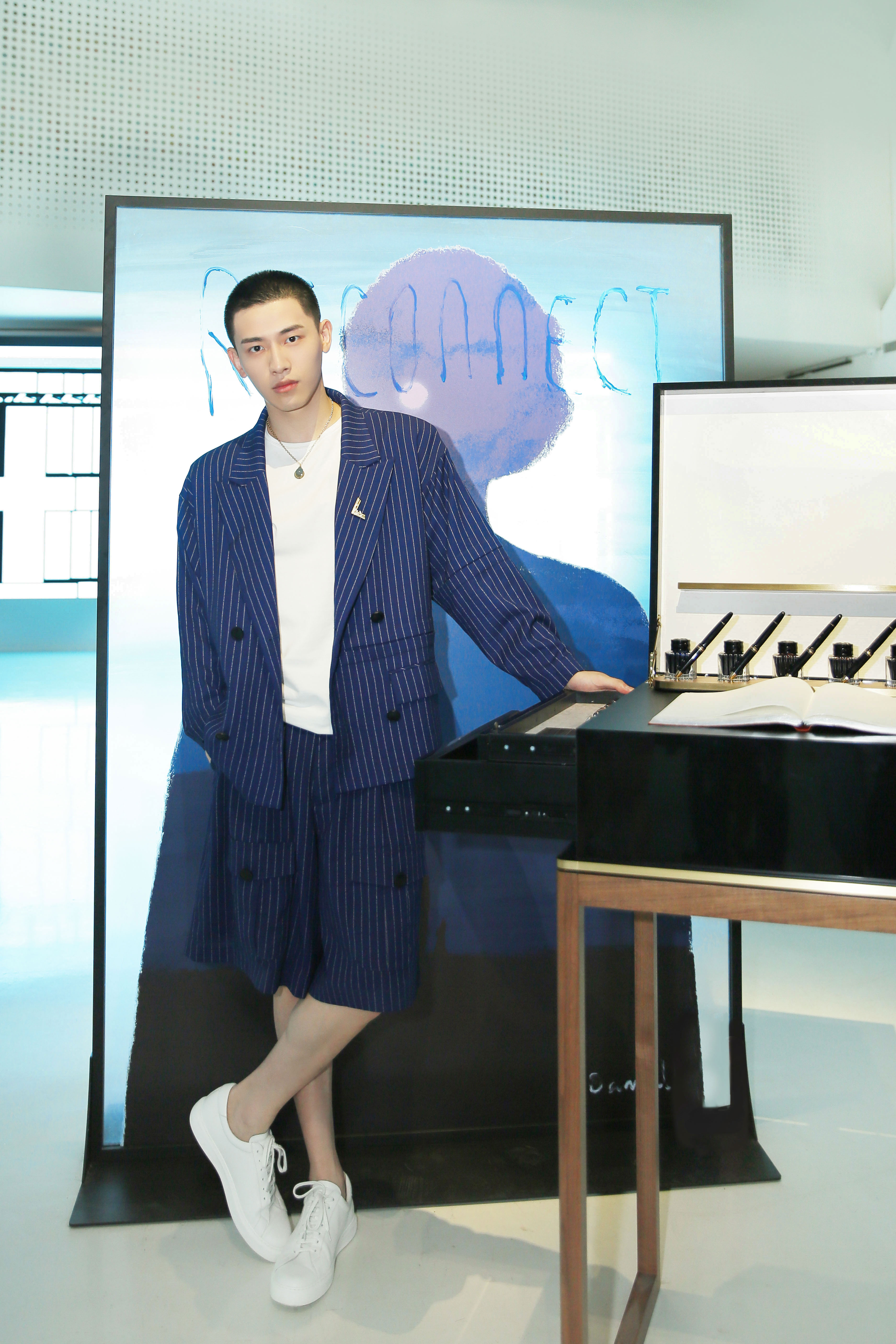 辛云来受邀出席展览 西装短裤尽显修长"漫画腿"