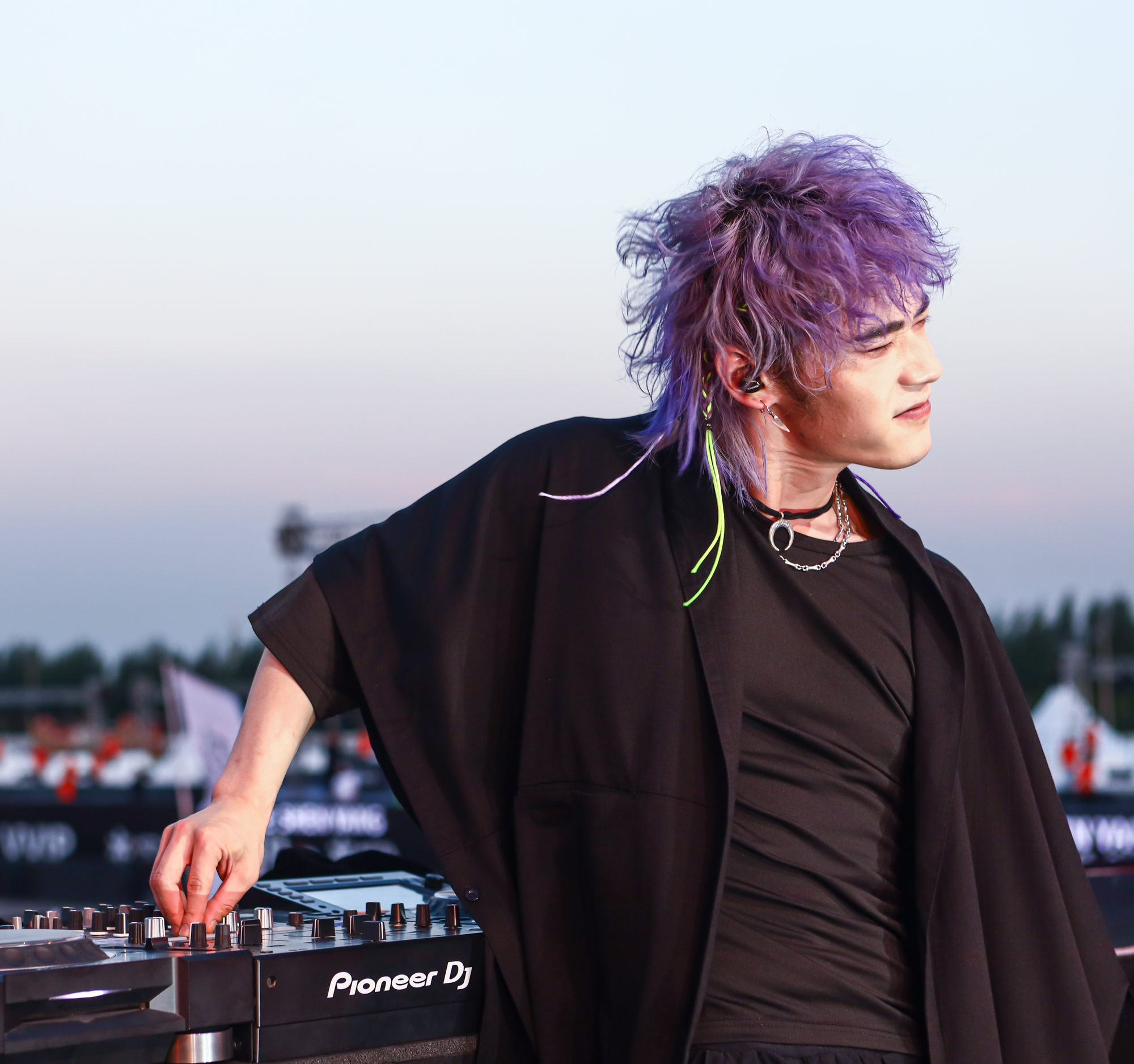 打开凤凰新闻,查看更多高清图片6月22日夜色初降时分,太一带着自己