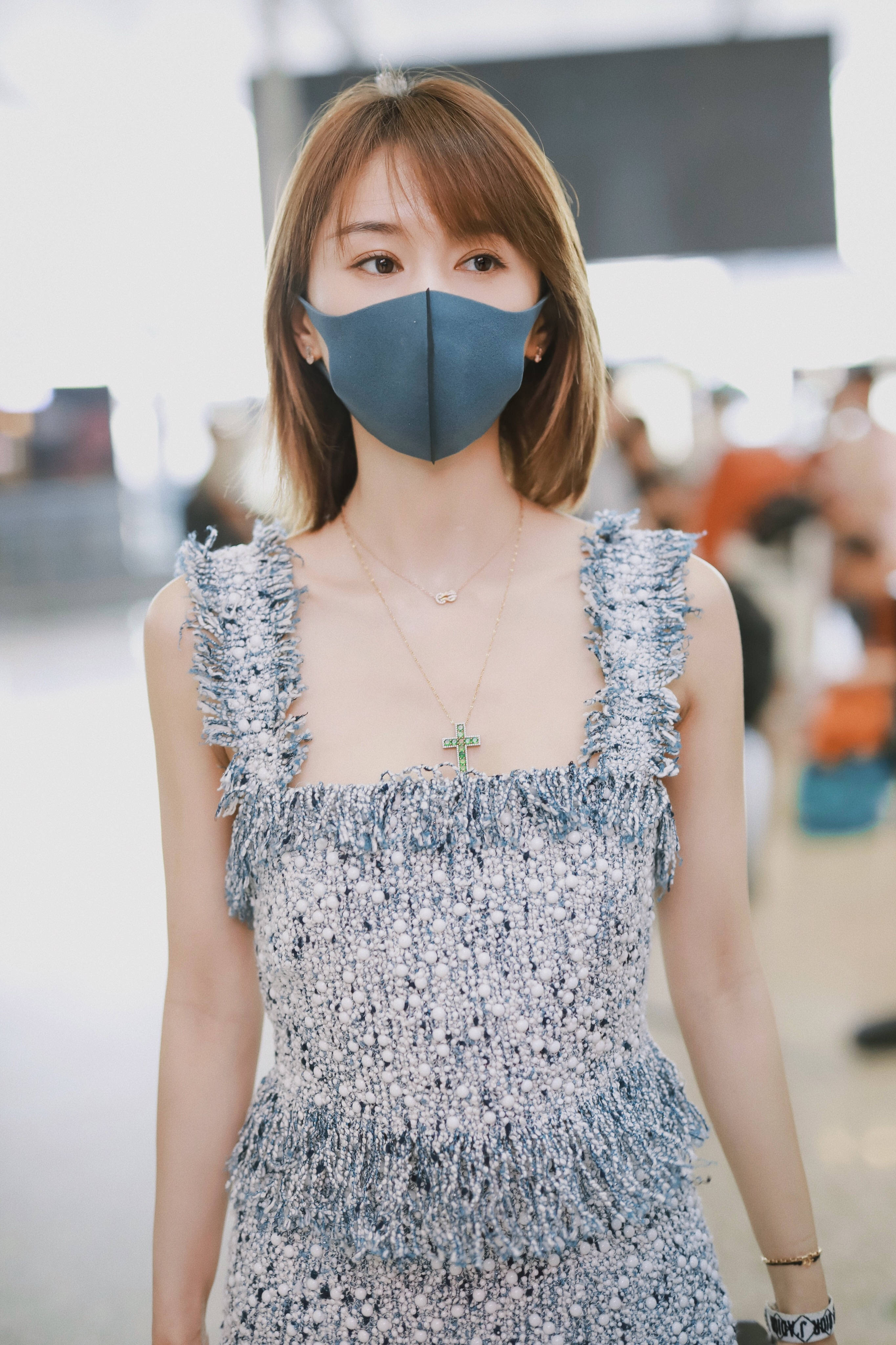 王子文轻便裙装现身机场 清新灵动尽显夏日质感