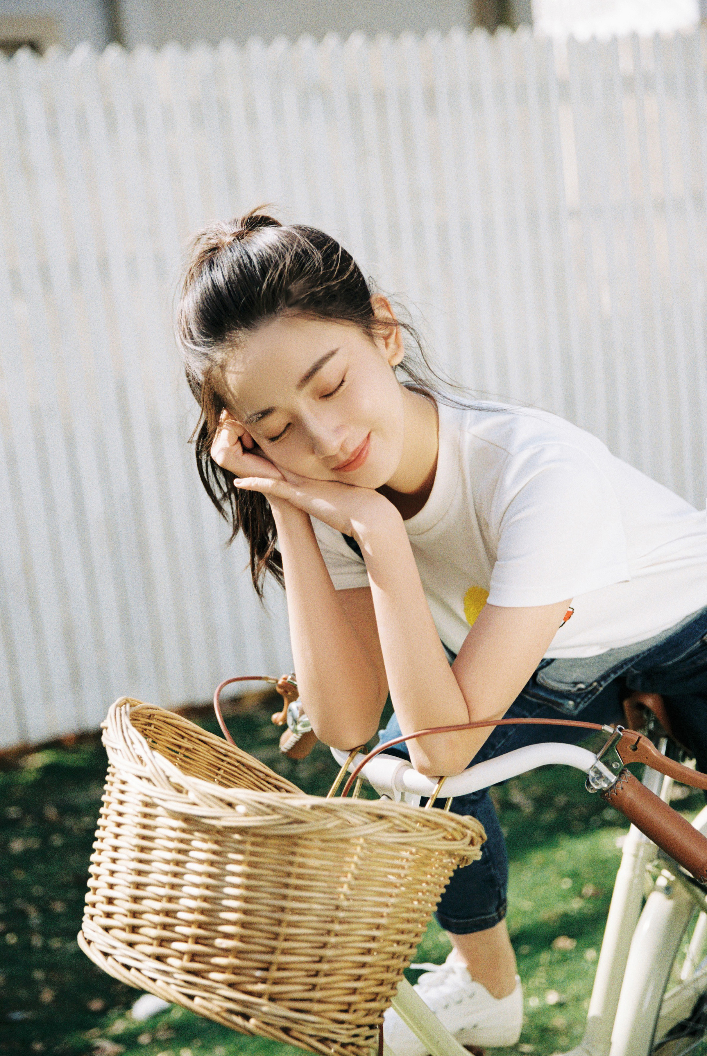 马梦唯甜美初夏写真曝光 尽显明媚少女气息