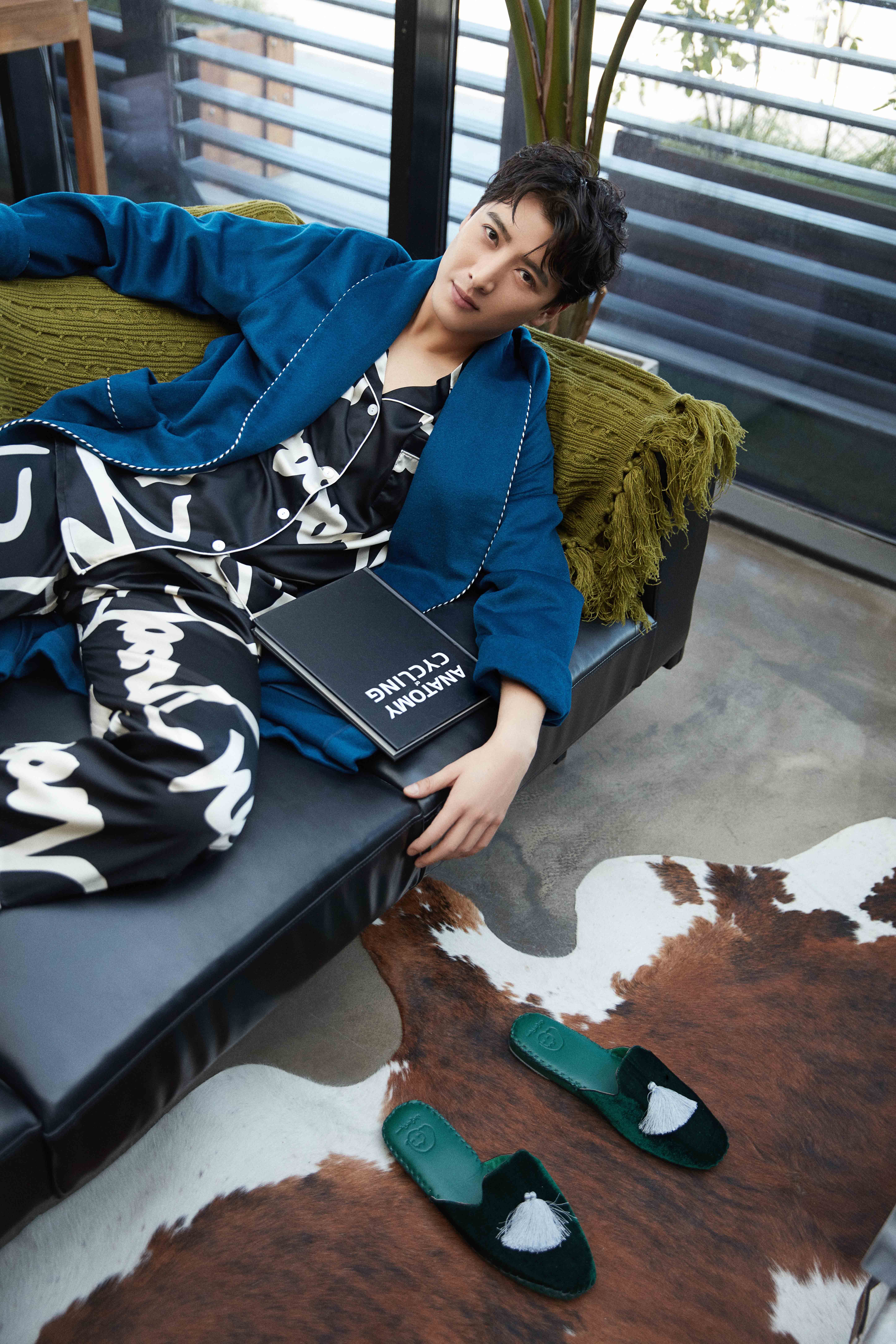 应昊茗"睡衣外穿" 演绎极致慵懒风