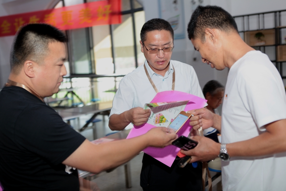 安徽:阜阳十中推行"校长,家长陪餐"活动__凤凰网