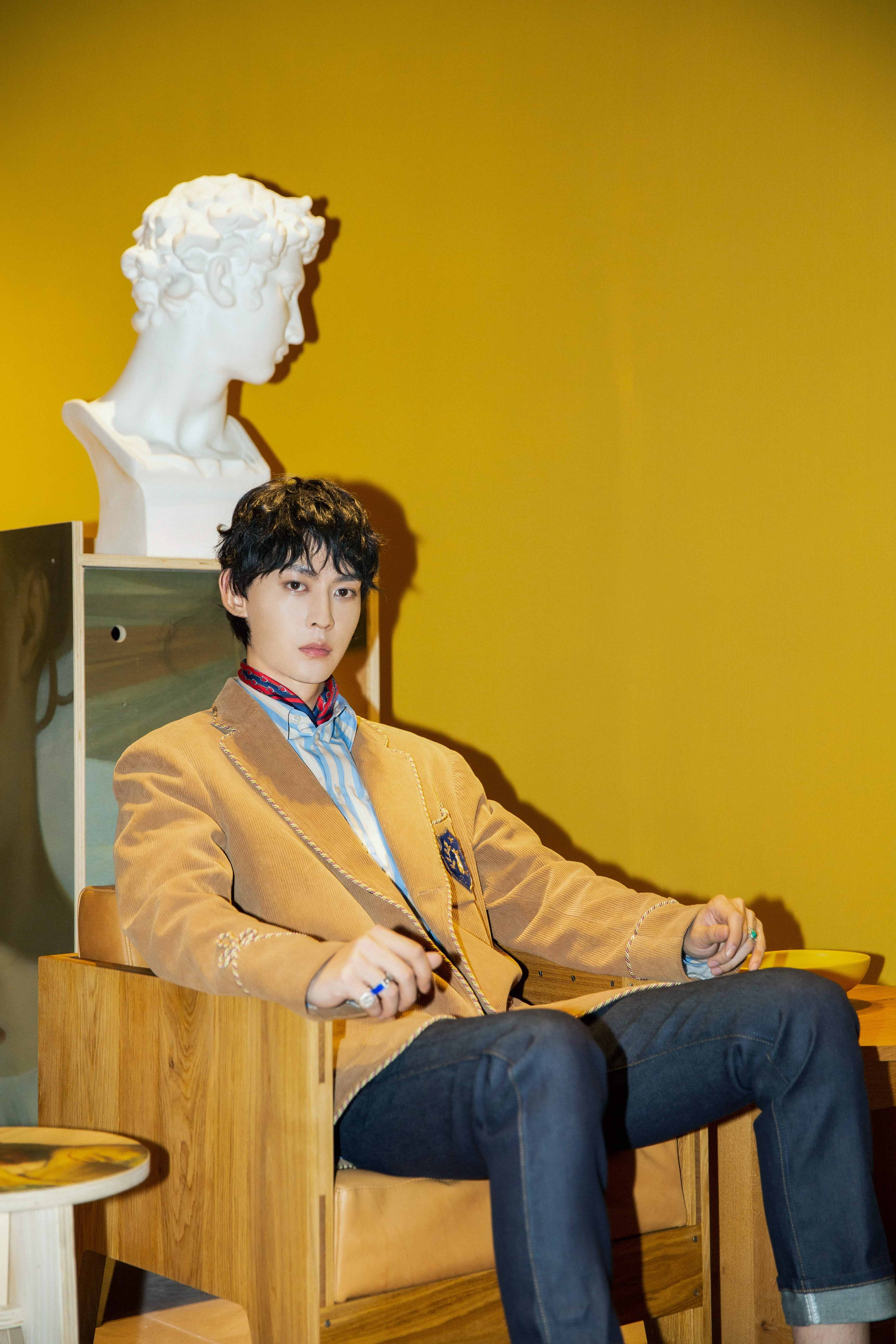 唐晓天出席品牌活动 慵懒卷发尽显复古摩登__凤凰网