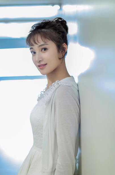 孙嘉璐写真曝光 白色系穿搭简洁吸睛__凤凰网
