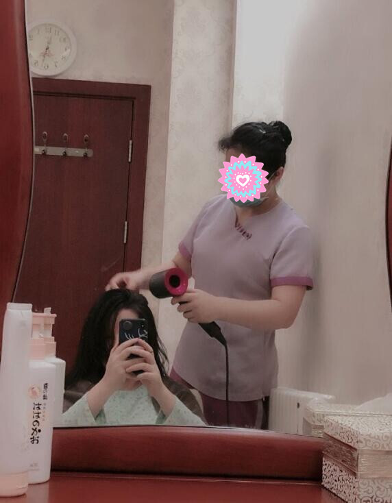 红果果原名叫陈苏,绿泡泡叫耿晨晨,二人长期在少儿频道的《智慧树》中