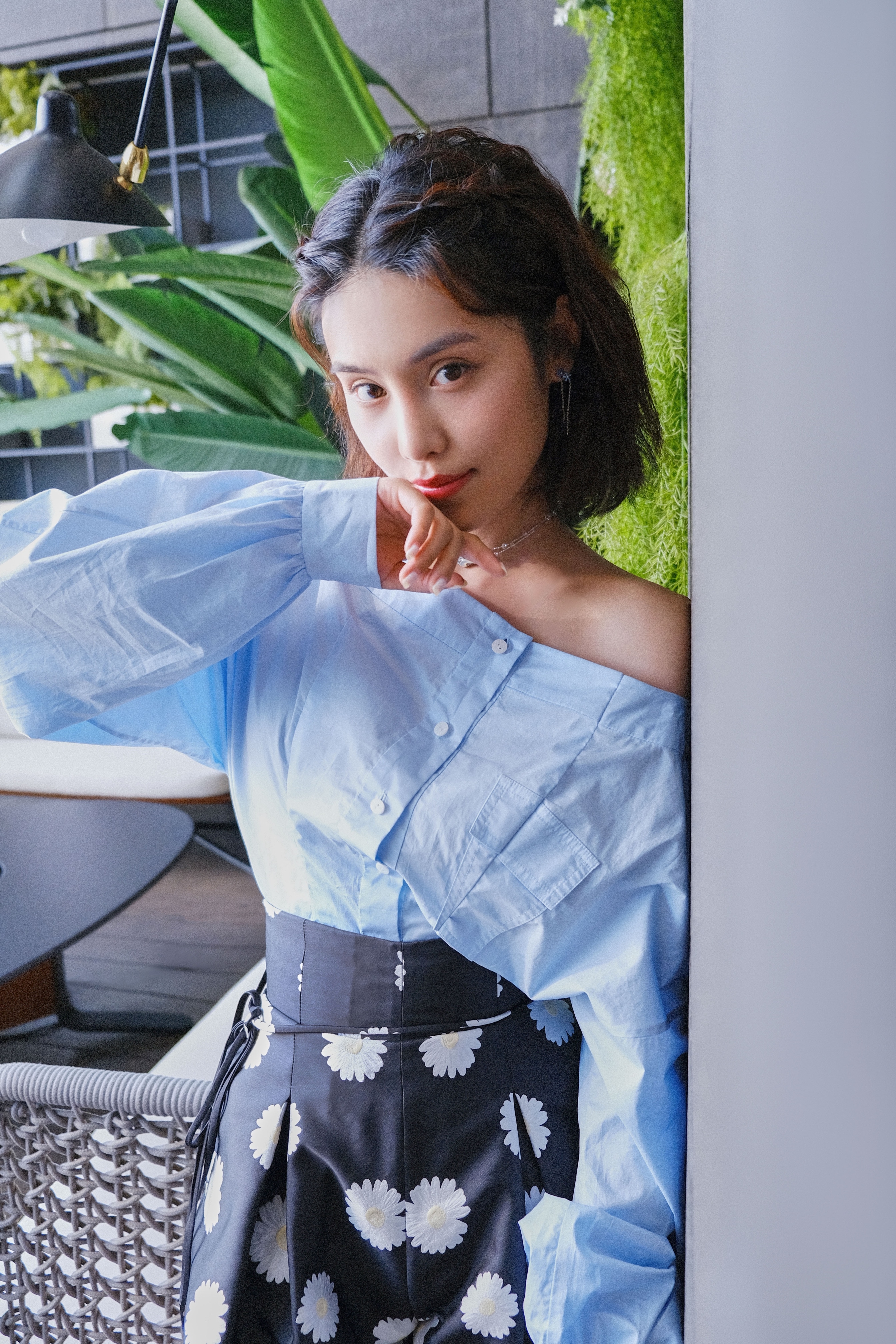 韩丹彤化身"云朵蓝"girl,印花西装短裤秀大长腿,太可了!