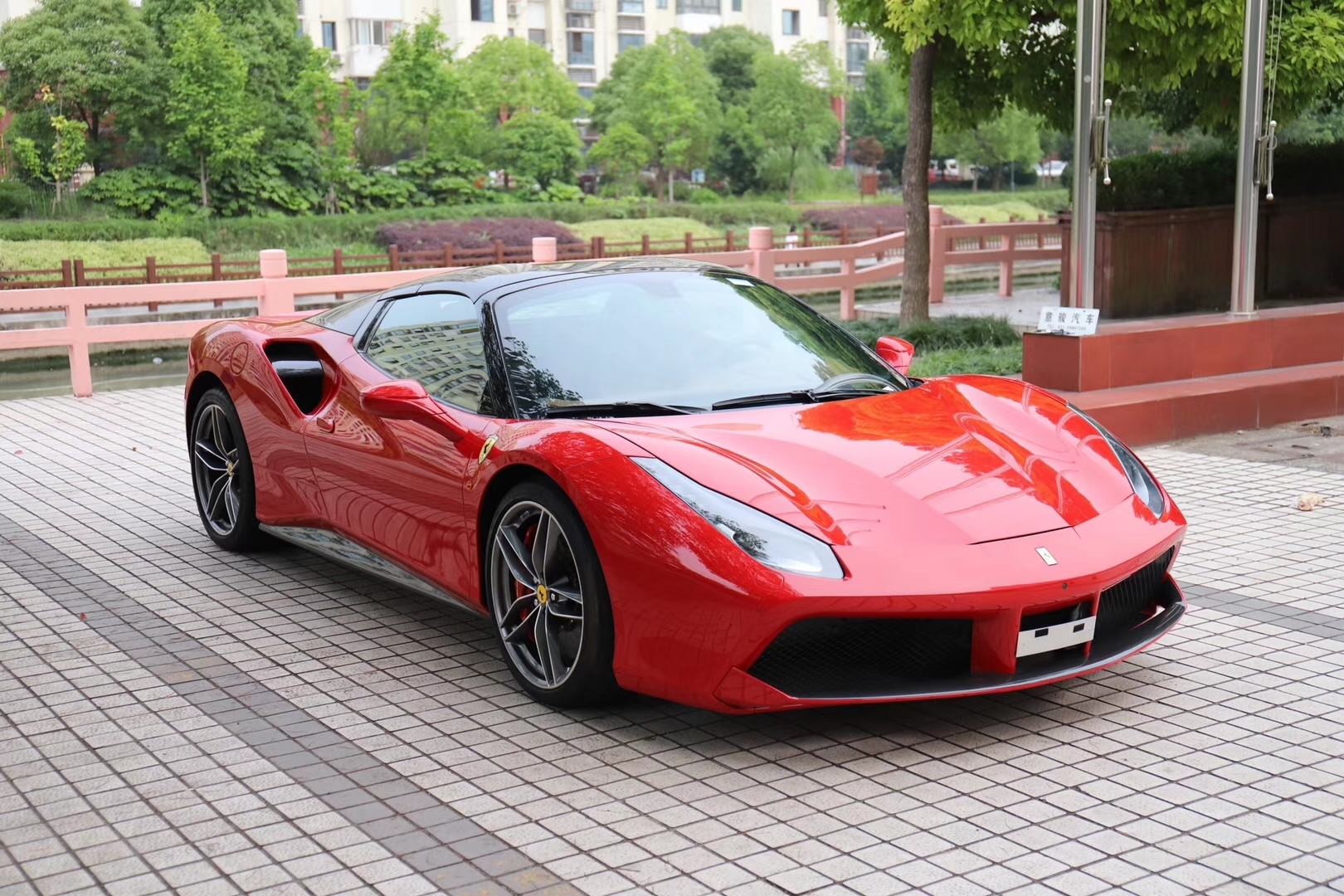 照片中的红色跑车名字叫法拉利488我认为从侧面去看法拉利是所有跑车