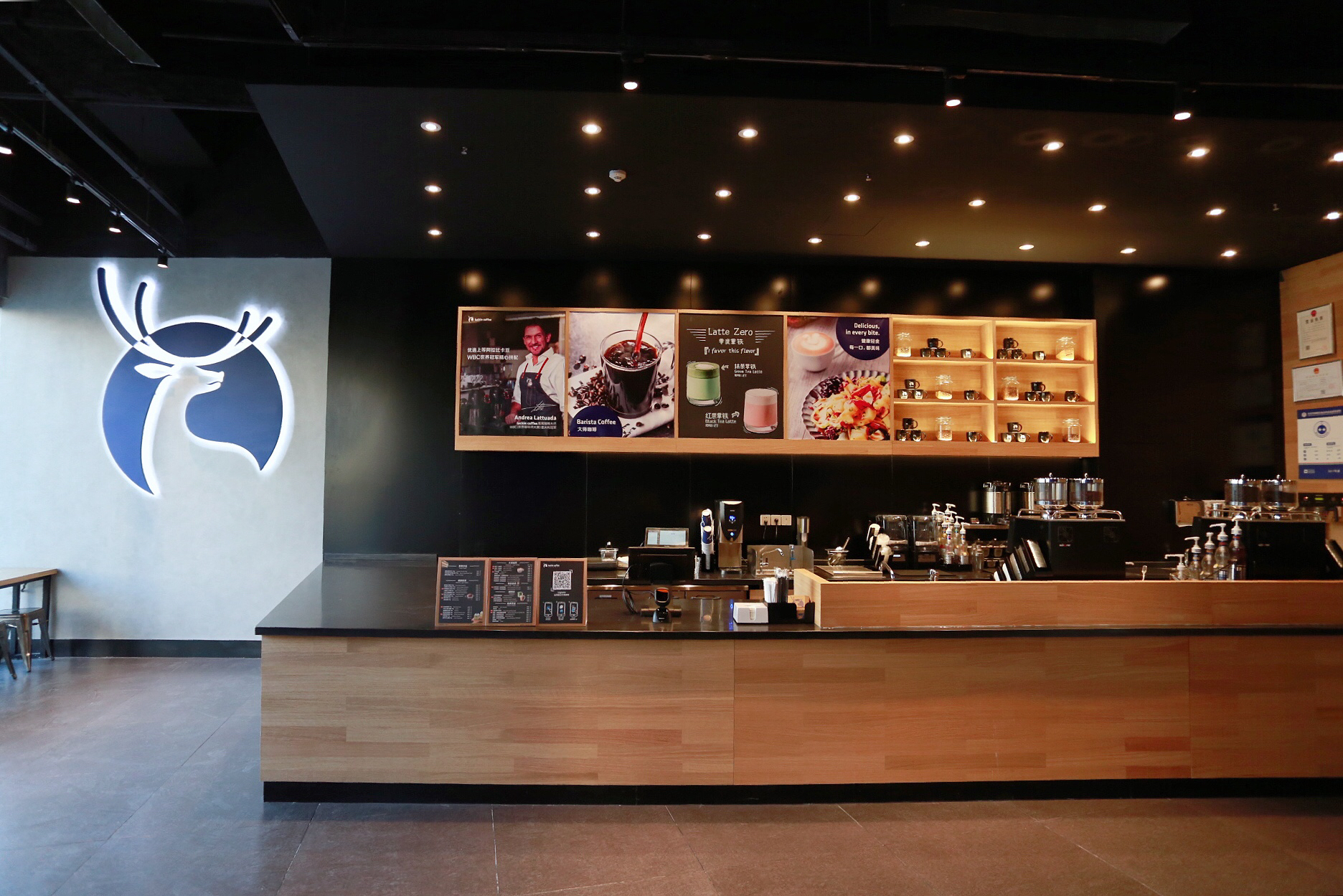 瑞幸上市引狂潮,精致咖啡厅装修"撩"到你!__凤凰网