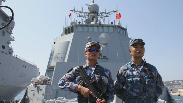 中國海軍西安艦到訪法國 中法兩國海軍官兵將互相參觀艦艇_鳳凰網視頻