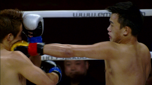 中国小将蒙国东几拳抡倒日本对手,辗转腾挪让对手毫无办法