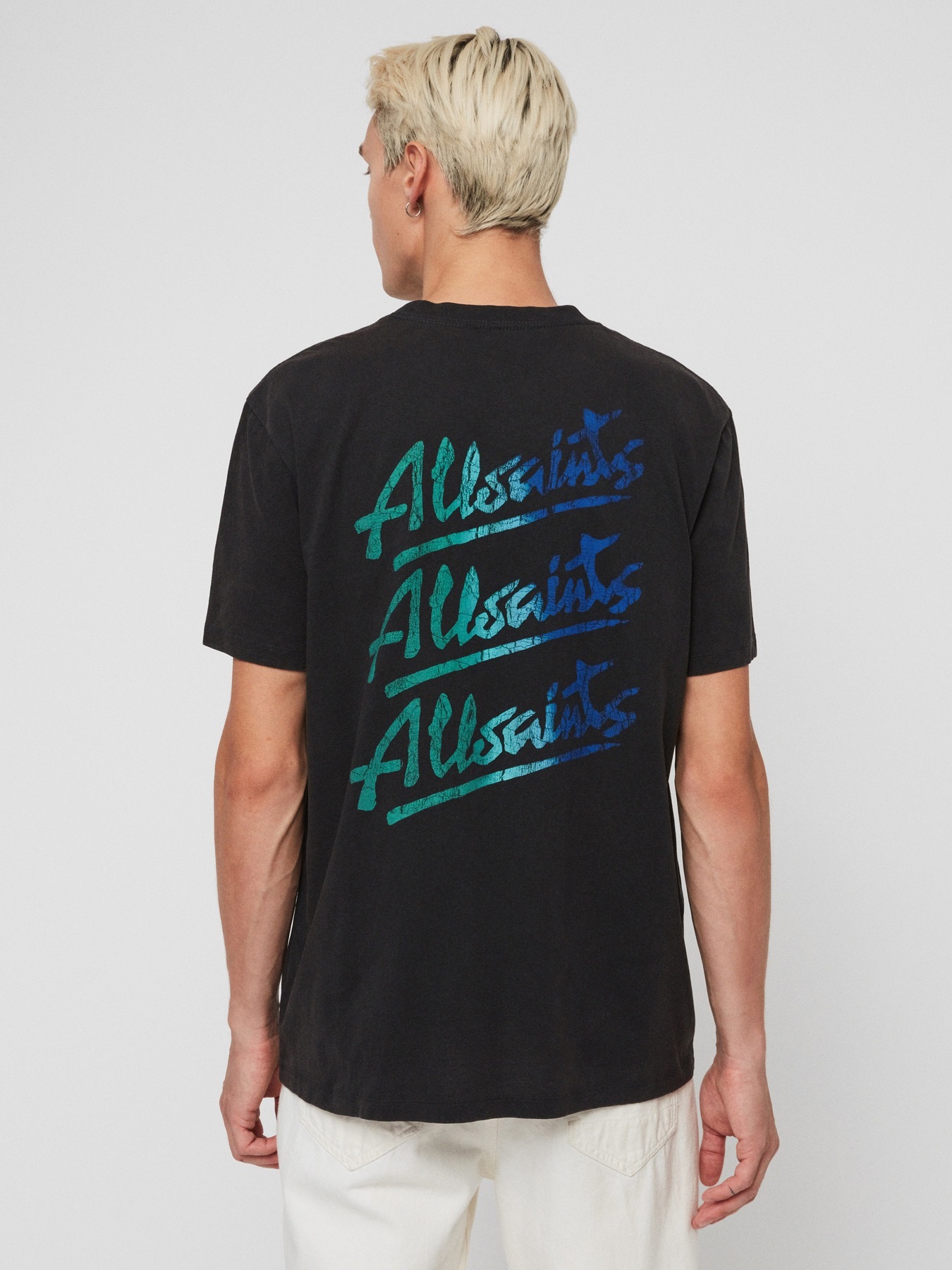 allsaints玩转创意logo文字呼应彩虹骄傲月