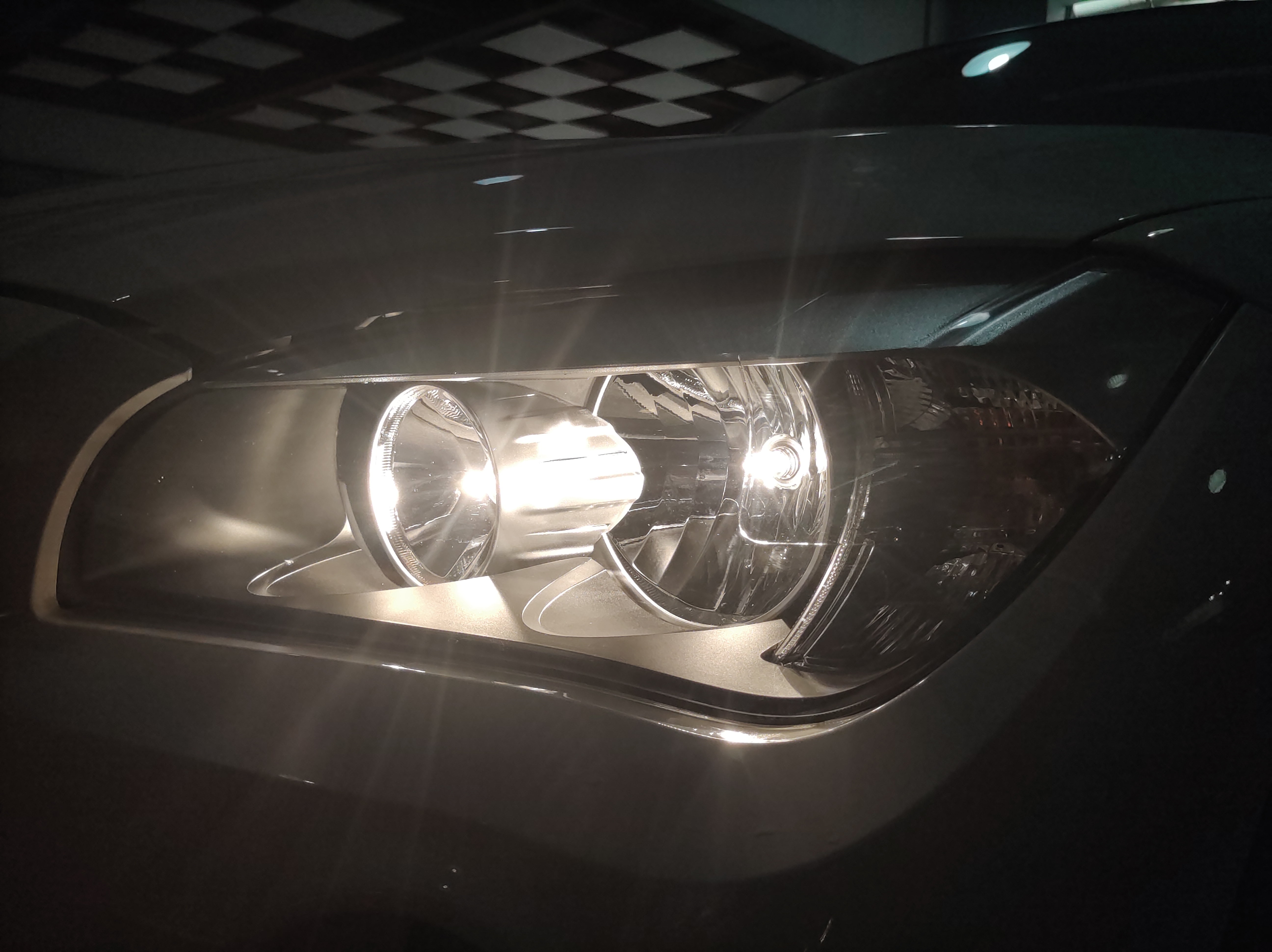 宝马x1灯光效果不好?外观老旧不够炫酷?十年老师傅帮你改灯