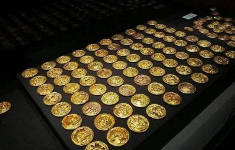 砖瓦厂取土,乱葬岗惊现100斤黄金,考古专家:下面至少还有150吨