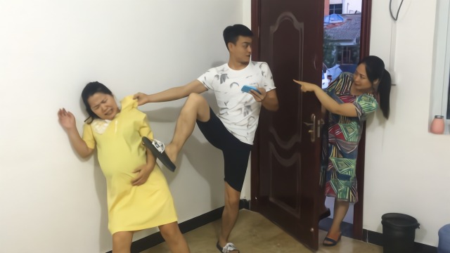 怀孕妻子耽误丈夫打游戏被一脚踹倒在地姐姐上去就是一巴掌