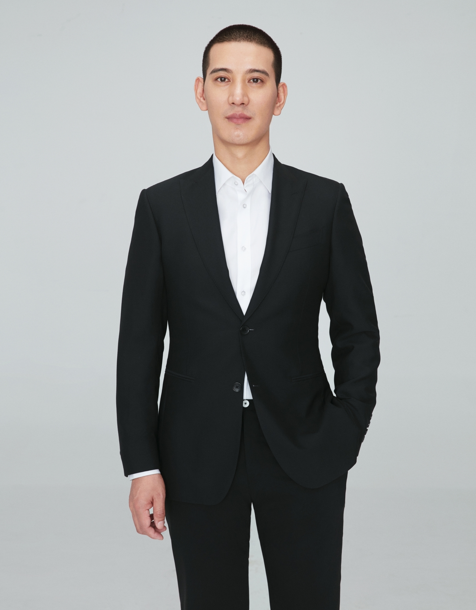 蒲巴甲曝光生日写真,黑白look尽显型男魅力