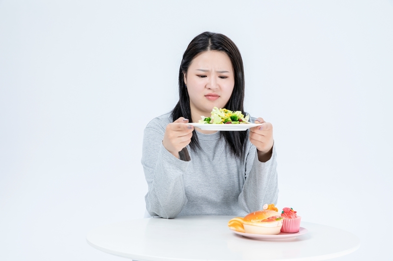 厌食症的全称是神经性厌食,是一种进食障碍,表现为完全的不思饮食,没