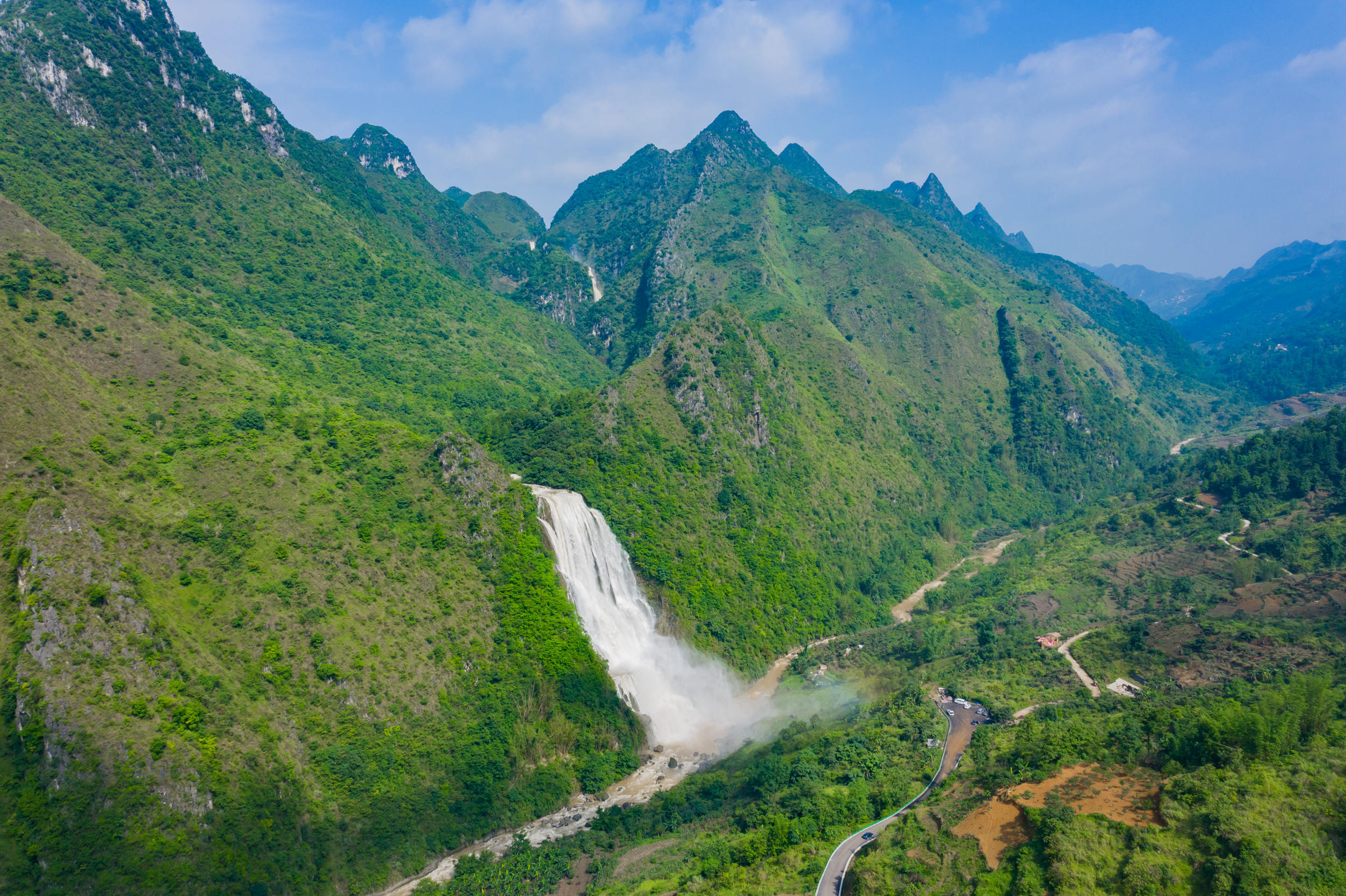 贵州大山发现一瀑布群,宛如风情万种的仙女,令人怦然心动