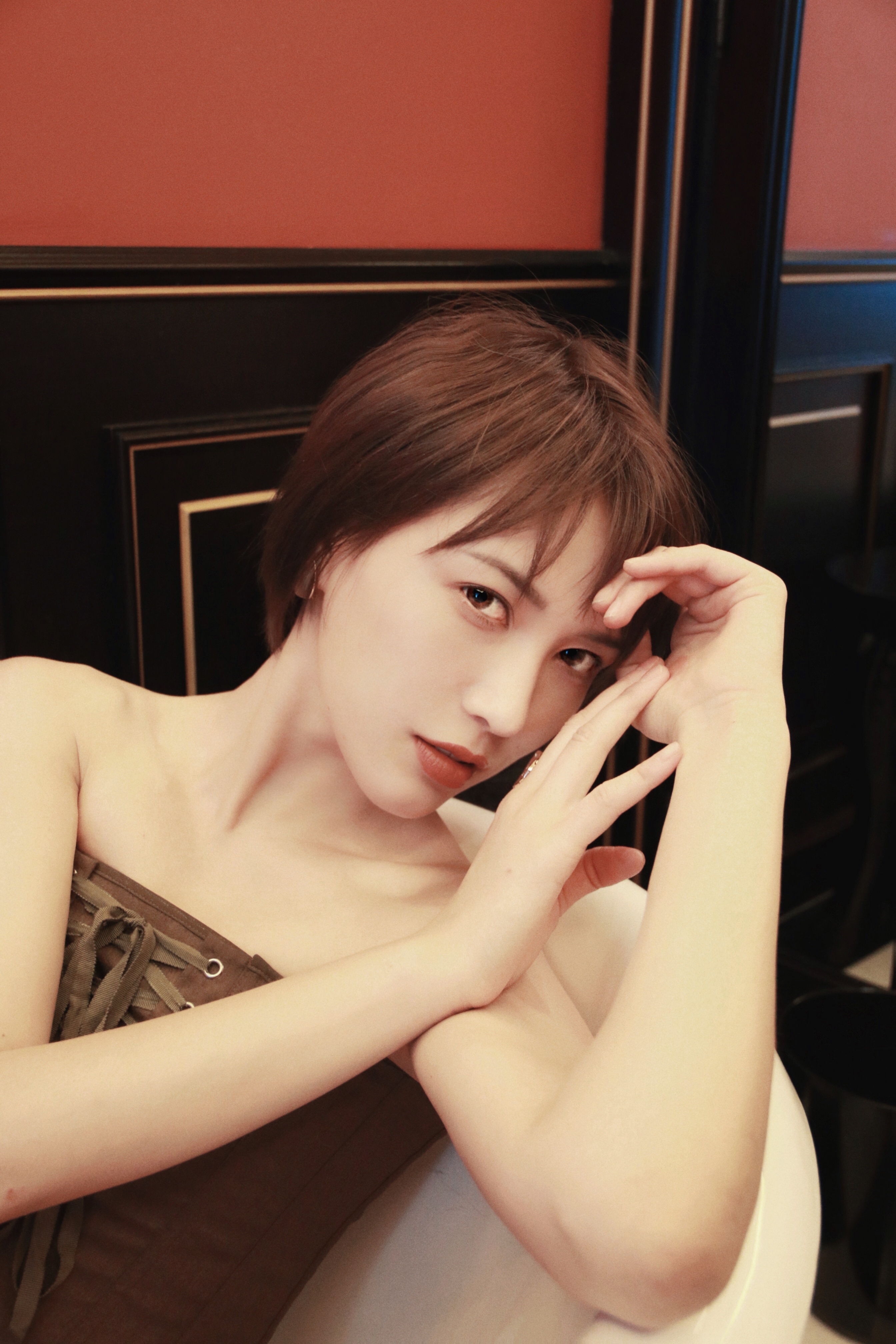 演员欧阳佳复古写真曝光 玩转俏皮风