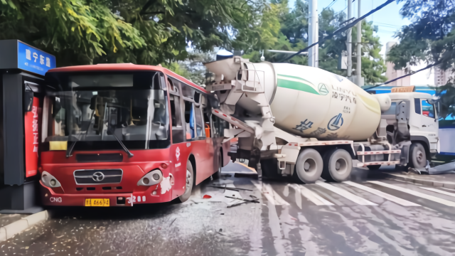 兰州一辆水泥车失控与公交车相撞监控拍上惊险瞬间