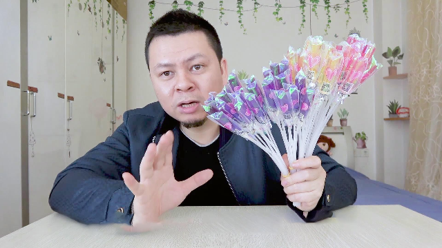 李大神试吃烟花棒棒糖晶莹剔透非常漂亮