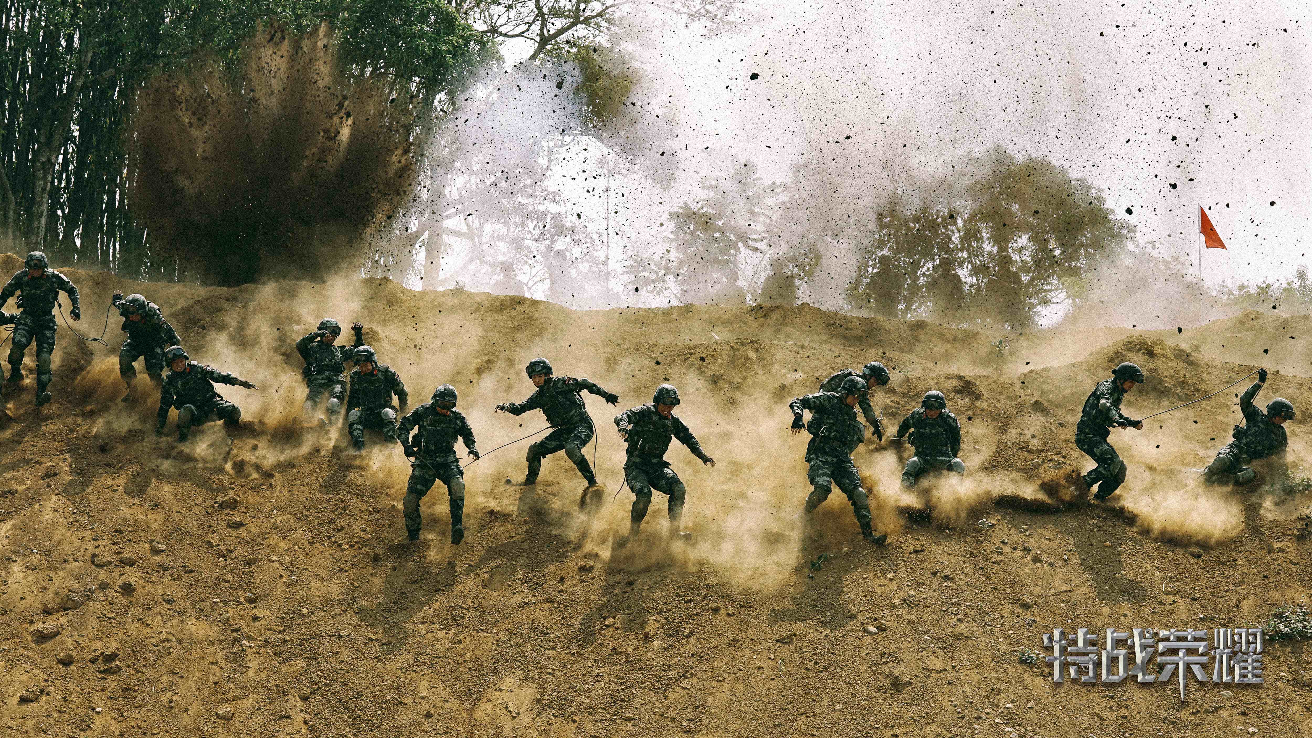 场景和杨洋血性十足的气概相辅相成,透过坚毅的眼神和硬朗的轮廓线条