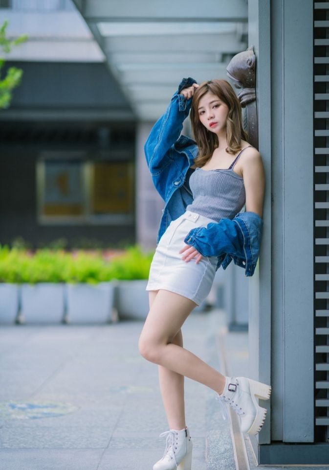 美女街拍:小姐姐街头摆拍,怎么拍怎么美,该给摄影师加鸡腿了