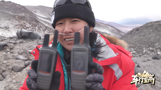 侣行驾车遭遇巨大陡坡使用绞盘借助巨石最终艰难脱困