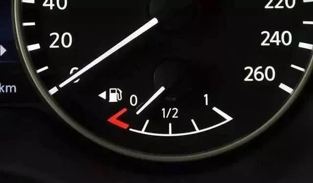 油表亮了不要慌教你8招轻松开到加油站