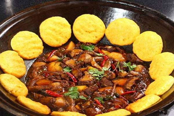 柴火鸡是一道色味俱全的西南现代佳肴,制作方法吸取
