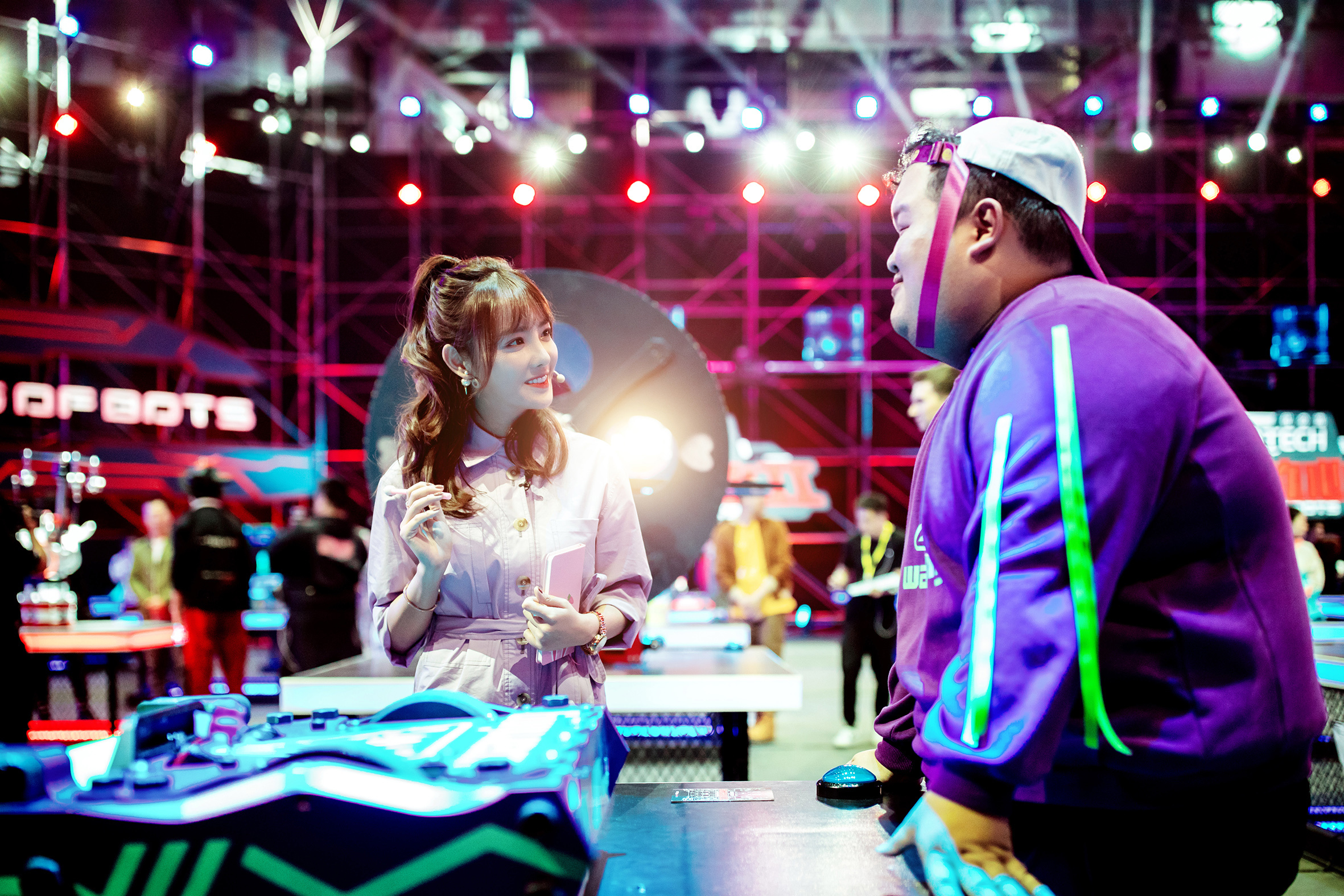 朱容君铁甲雄心2热血开播凭幸运色结缘铁甲再展笑容杀