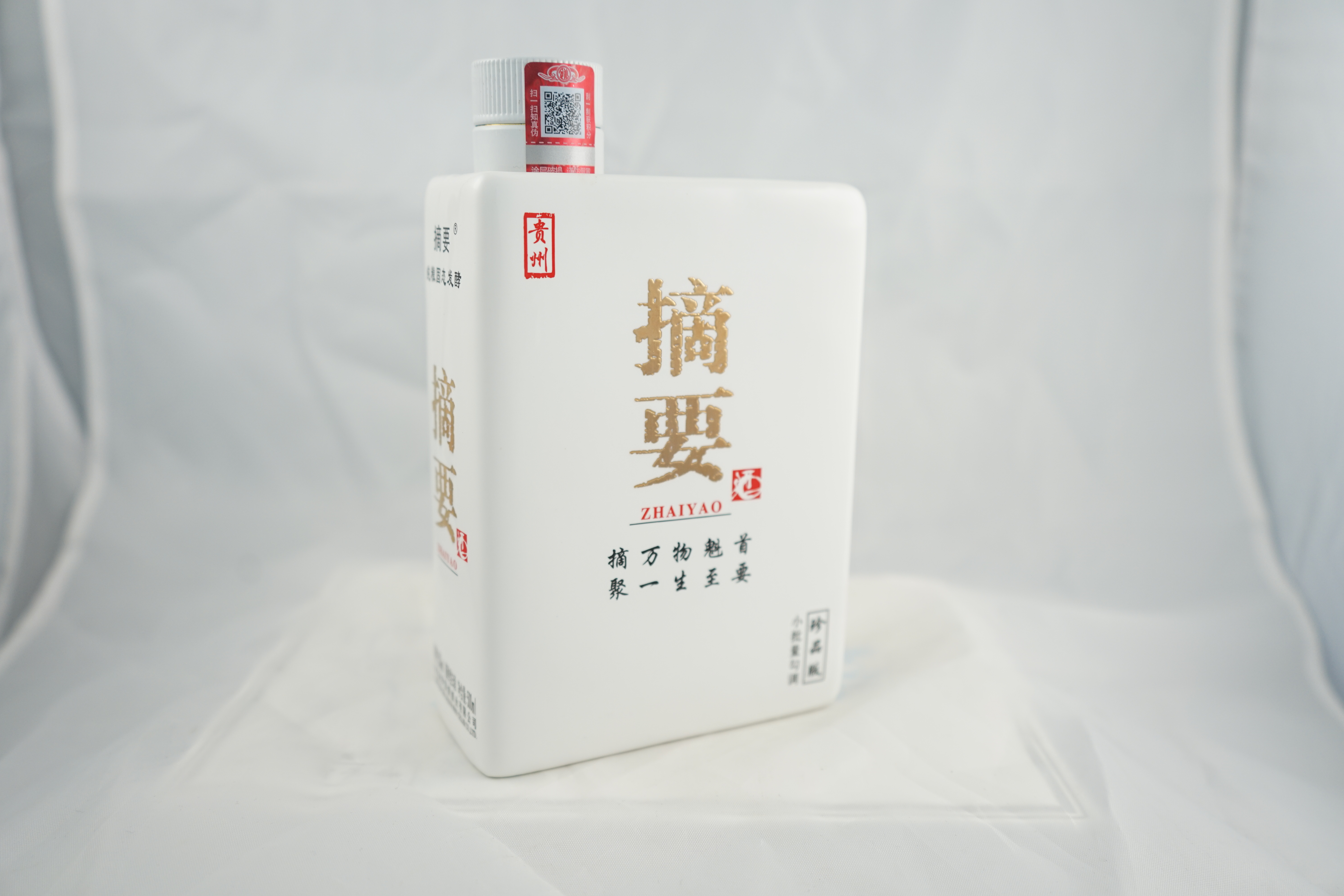 高端文化酱酒摘要酒系列(摘要酒金版,摘要酒白版)对比