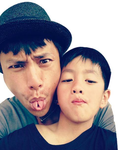 陈坤晒儿子照片,长相帅气